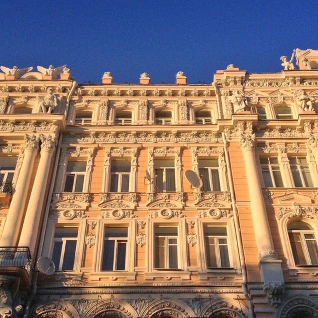 Подільська окружна прокуратура звернулася до Шевченківського райсуду Києва з позовом, вимагаючи повернення квартири у будинку письменників "Роліт" на вулиці Богдана Хмельницького територіальній громаді. У цій квартирі мешкав відомий драматург Анатолій Шиян зі своєю родиною.