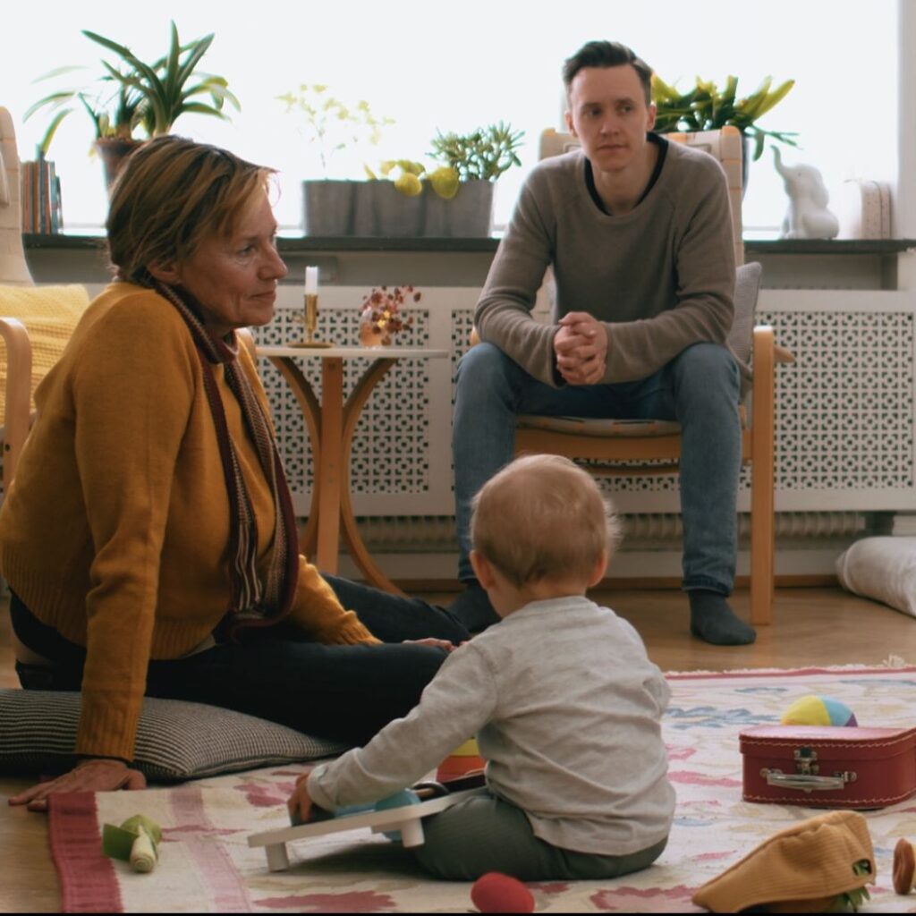 «Люкке після пологів» (Lykke post partum) 2025, Швеція, реж. Алексе Ландґрен, Карен Гелен Гауґард Життя на фермі у Швеції мало бути сповнене радості: Люкке та Крістіан стають батьками вдруге. Але післяпологова депресія Люкке занурює родину в темряву. Крістіан намагається врятувати ситуацію, та врешті не витримує і йде, залишаючи дружину саму в боротьбі за дітей і власну рівновагу. Люкке доводиться пройти шлях від відчаю до надії, щоб відродити сили та відновити сім’ю.