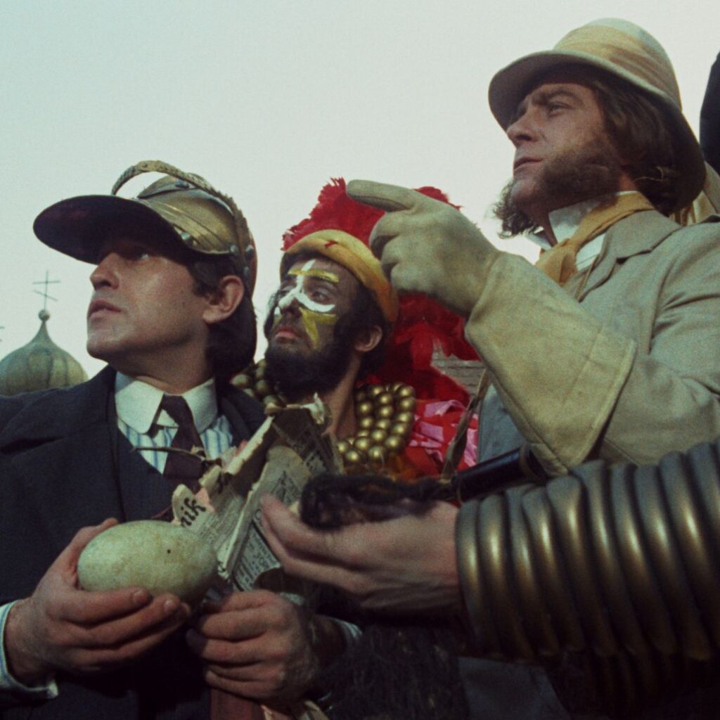 «Санаторій під клепсидрою» (Sanatorium pod klepsydrą) 1973, Польща, реж. Войцех Єжи Гас Сюрреалістична подорож Йозефа крізь єврейське містечко стає пошуком його померлого батька. Санаторій, де час зупиняється і водночас оживляє минуле, перетворюється на простір абсурду й примарних зустрічей: від хлопчика з альбомом марок до солдатів, що карають за сни, і сліпого кондуктора — символу смерті. Це кіно, в якому межа між реальністю та сновидінням остаточно стирається.