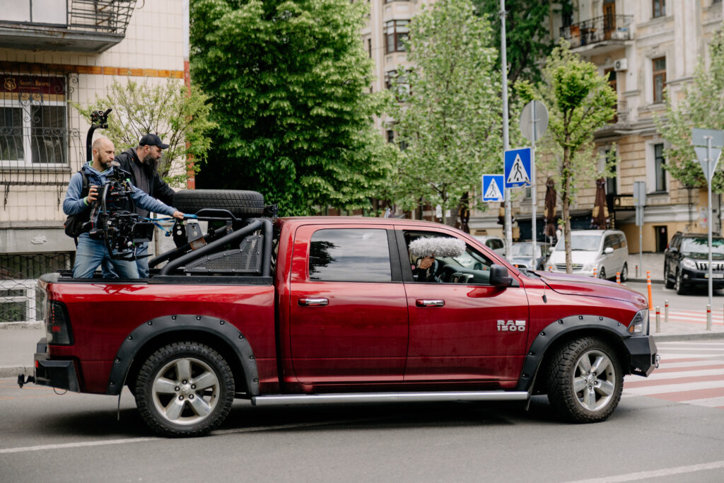 Українська відповідь світовим блокбастерам: презентовано тизер сімейного фентезі «Хрещатик 48/2» від продюсера Олексія Комаровського