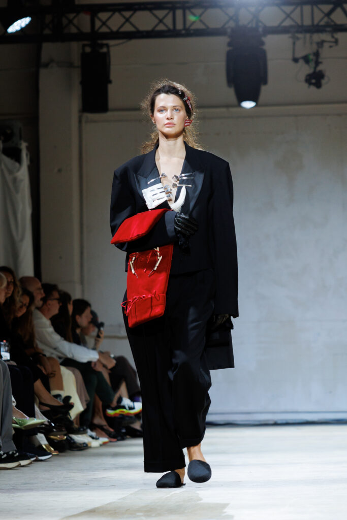 4 вересня бренд “MY THEATRE by Dariia Bila” вперше вийде на подіум Ukrainian Fashion Week. Цей дебют відбувається у символічний момент — у час, коли бренд святкує свою першу річницю.