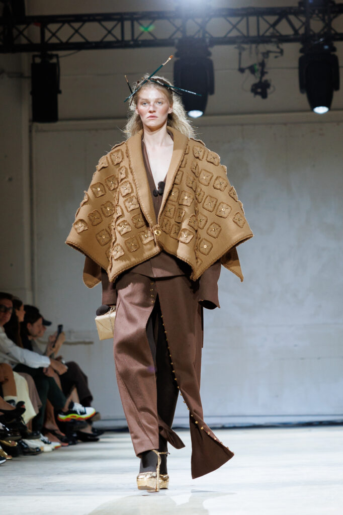 4 вересня бренд “MY THEATRE by Dariia Bila” вперше вийде на подіум Ukrainian Fashion Week. Цей дебют відбувається у символічний момент — у час, коли бренд святкує свою першу річницю.