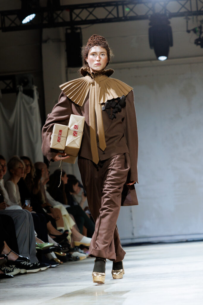 4 вересня бренд “MY THEATRE by Dariia Bila” вперше вийде на подіум Ukrainian Fashion Week. Цей дебют відбувається у символічний момент — у час, коли бренд святкує свою першу річницю.