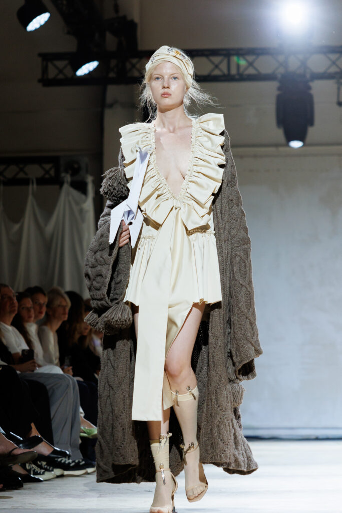 4 вересня бренд “MY THEATRE by Dariia Bila” вперше вийде на подіум Ukrainian Fashion Week. Цей дебют відбувається у символічний момент — у час, коли бренд святкує свою першу річницю.