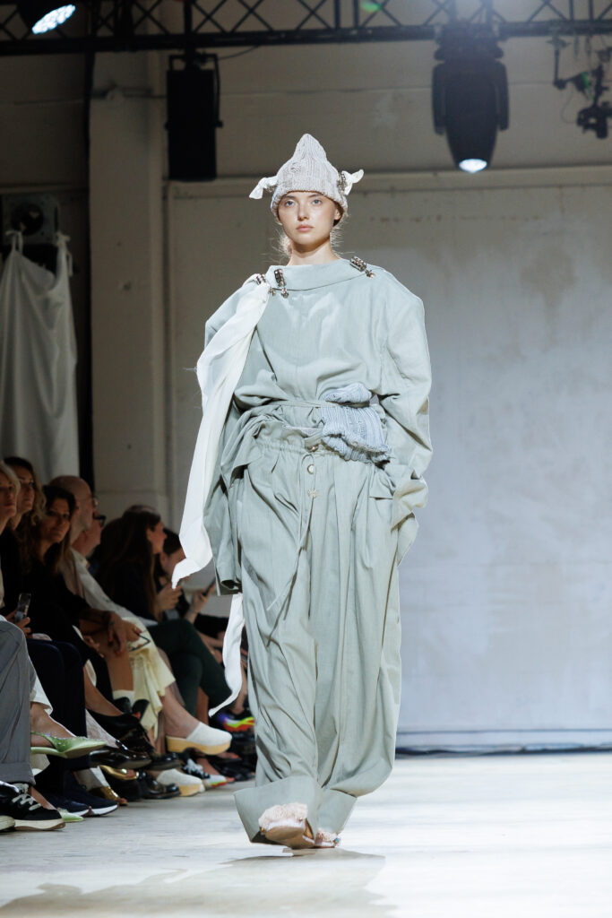 4 вересня бренд “MY THEATRE by Dariia Bila” вперше вийде на подіум Ukrainian Fashion Week. Цей дебют відбувається у символічний момент — у час, коли бренд святкує свою першу річницю.