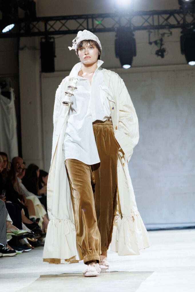 4 вересня бренд “MY THEATRE by Dariia Bila” вперше вийде на подіум Ukrainian Fashion Week. Цей дебют відбувається у символічний момент — у час, коли бренд святкує свою першу річницю.
