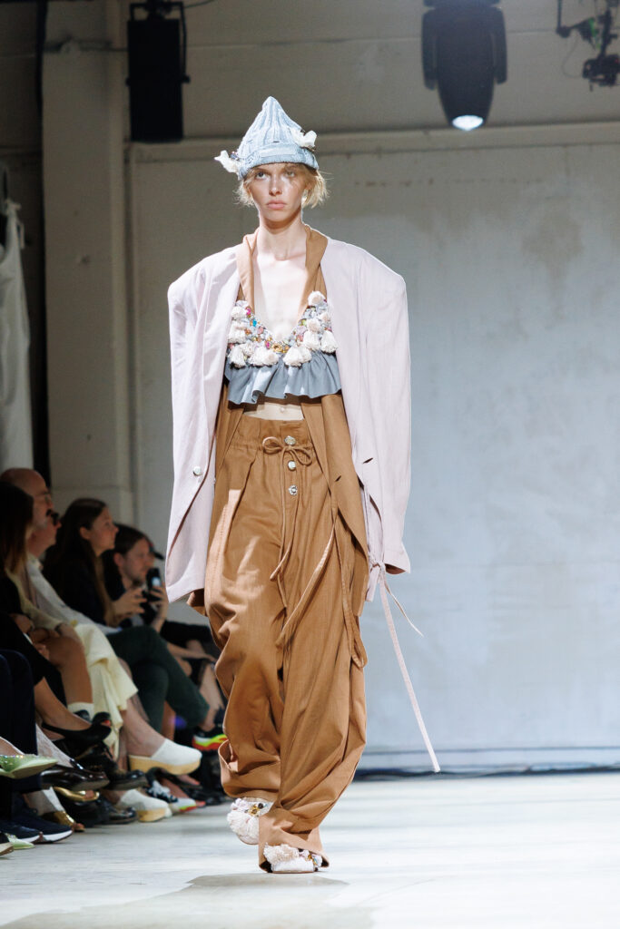 4 вересня бренд “MY THEATRE by Dariia Bila” вперше вийде на подіум Ukrainian Fashion Week. Цей дебют відбувається у символічний момент — у час, коли бренд святкує свою першу річницю.