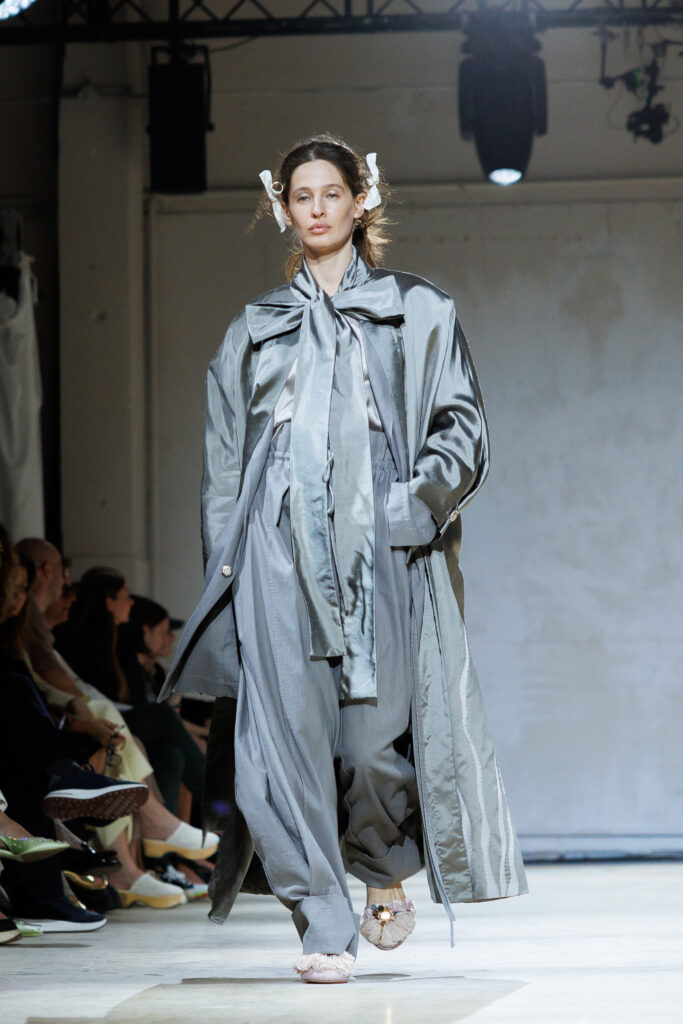 4 вересня бренд “MY THEATRE by Dariia Bila” вперше вийде на подіум Ukrainian Fashion Week. Цей дебют відбувається у символічний момент — у час, коли бренд святкує свою першу річницю.