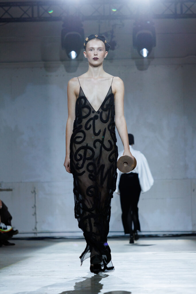 4 вересня бренд “MY THEATRE by Dariia Bila” вперше вийде на подіум Ukrainian Fashion Week. Цей дебют відбувається у символічний момент — у час, коли бренд святкує свою першу річницю.