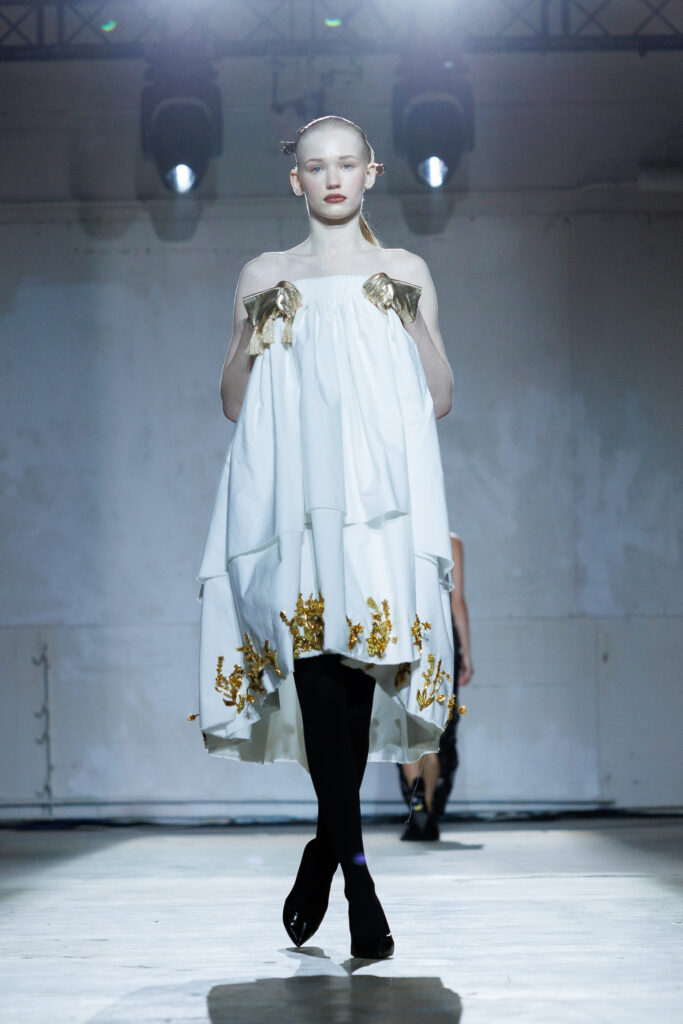 4 вересня бренд “MY THEATRE by Dariia Bila” вперше вийде на подіум Ukrainian Fashion Week. Цей дебют відбувається у символічний момент — у час, коли бренд святкує свою першу річницю.