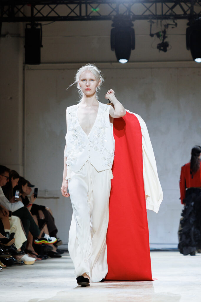 4 вересня бренд “MY THEATRE by Dariia Bila” вперше вийде на подіум Ukrainian Fashion Week. Цей дебют відбувається у символічний момент — у час, коли бренд святкує свою першу річницю.