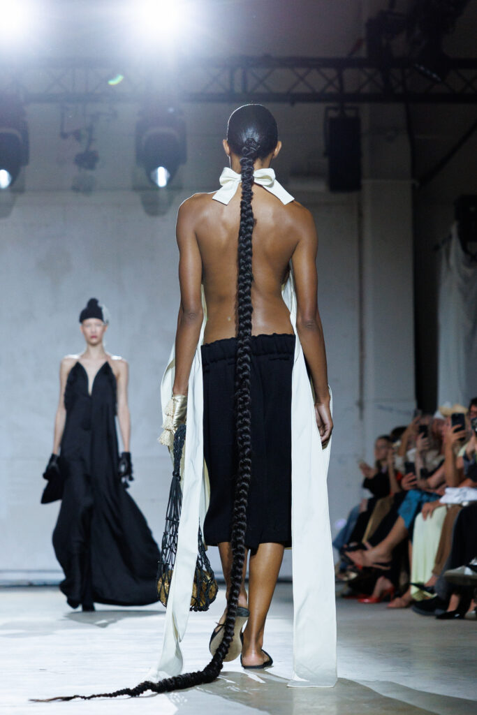 4 вересня бренд “MY THEATRE by Dariia Bila” вперше вийде на подіум Ukrainian Fashion Week. Цей дебют відбувається у символічний момент — у час, коли бренд святкує свою першу річницю.