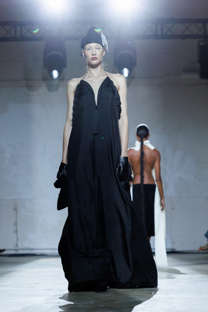 4 вересня бренд “MY THEATRE by Dariia Bila” вперше вийде на подіум Ukrainian Fashion Week. Цей дебют відбувається у символічний момент — у час, коли бренд святкує свою першу річницю.