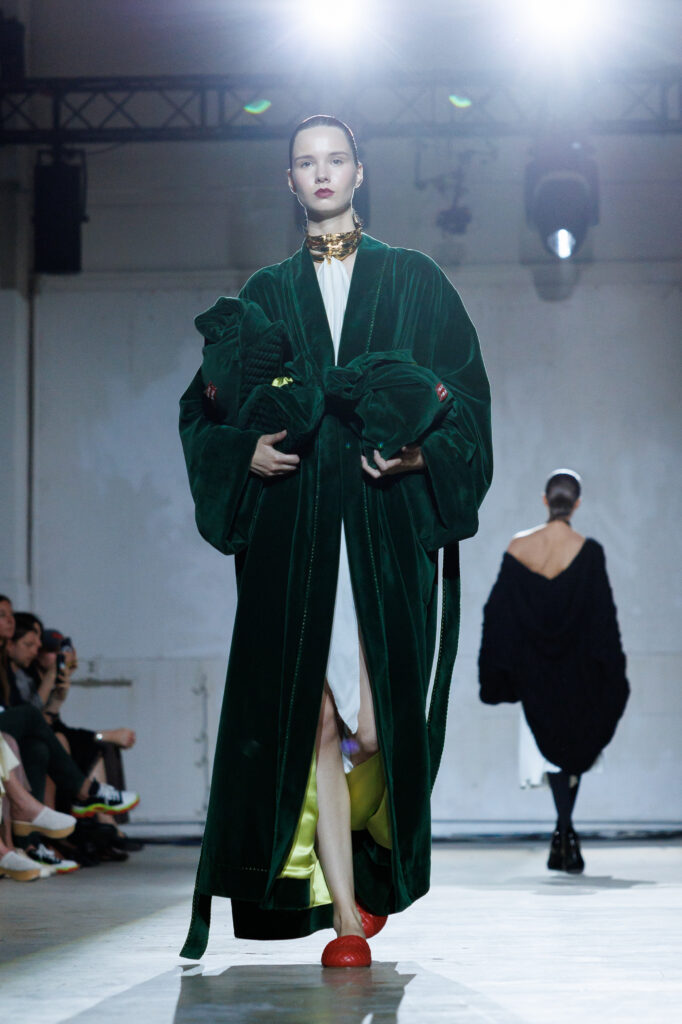 4 вересня бренд “MY THEATRE by Dariia Bila” вперше вийде на подіум Ukrainian Fashion Week. Цей дебют відбувається у символічний момент — у час, коли бренд святкує свою першу річницю.