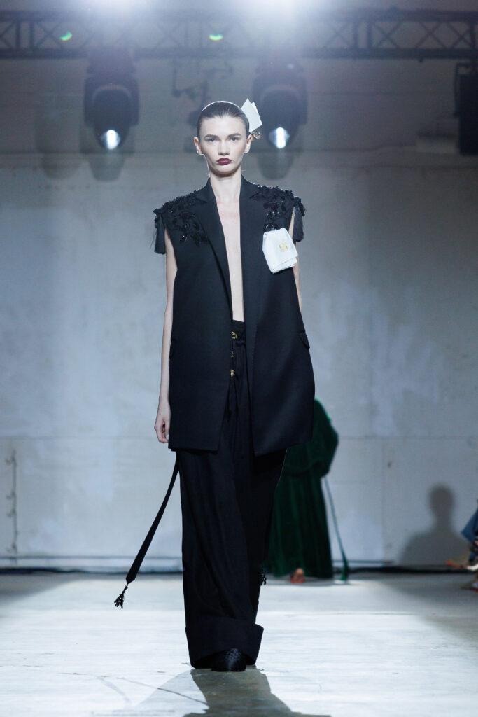 4 вересня бренд “MY THEATRE by Dariia Bila” вперше вийде на подіум Ukrainian Fashion Week. Цей дебют відбувається у символічний момент — у час, коли бренд святкує свою першу річницю.