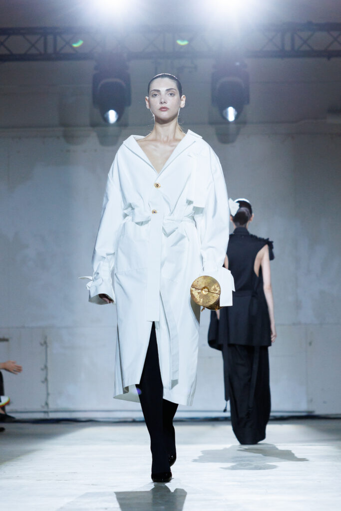 4 вересня бренд “MY THEATRE by Dariia Bila” вперше вийде на подіум Ukrainian Fashion Week. Цей дебют відбувається у символічний момент — у час, коли бренд святкує свою першу річницю.