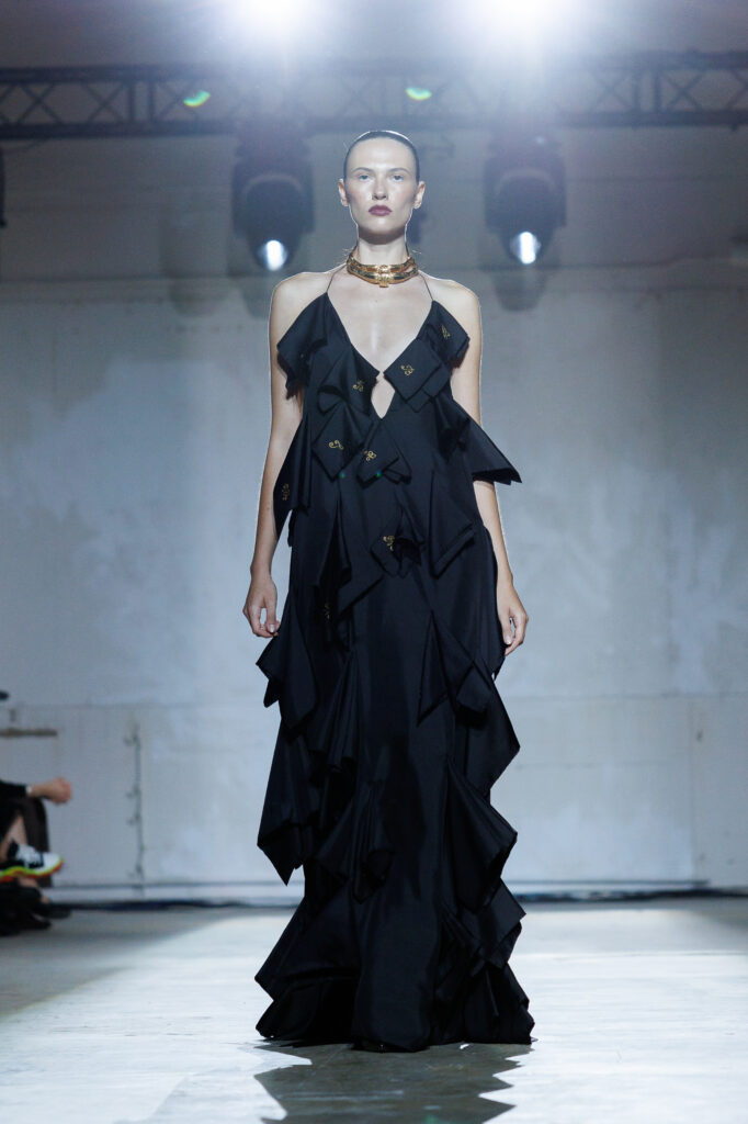 4 вересня бренд “MY THEATRE by Dariia Bila” вперше вийде на подіум Ukrainian Fashion Week. Цей дебют відбувається у символічний момент — у час, коли бренд святкує свою першу річницю.