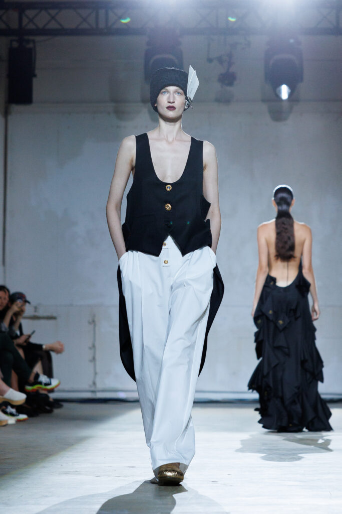 4 вересня бренд “MY THEATRE by Dariia Bila” вперше вийде на подіум Ukrainian Fashion Week. Цей дебют відбувається у символічний момент — у час, коли бренд святкує свою першу річницю.