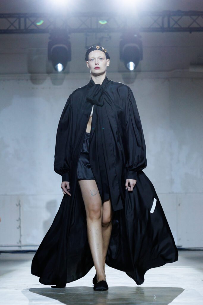 4 вересня бренд “MY THEATRE by Dariia Bila” вперше вийде на подіум Ukrainian Fashion Week. Цей дебют відбувається у символічний момент — у час, коли бренд святкує свою першу річницю.