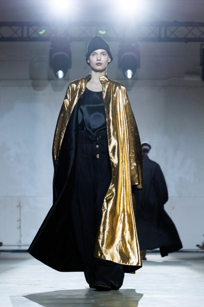 4 вересня бренд “MY THEATRE by Dariia Bila” вперше вийде на подіум Ukrainian Fashion Week. Цей дебют відбувається у символічний момент — у час, коли бренд святкує свою першу річницю.