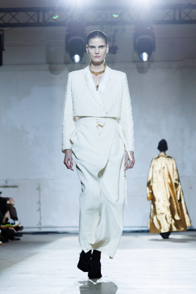 4 вересня бренд “MY THEATRE by Dariia Bila” вперше вийде на подіум Ukrainian Fashion Week. Цей дебют відбувається у символічний момент — у час, коли бренд святкує свою першу річницю.