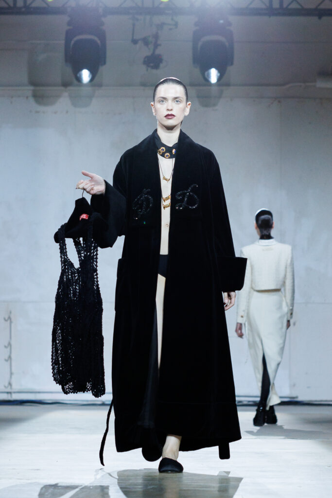 4 вересня бренд “MY THEATRE by Dariia Bila” вперше вийде на подіум Ukrainian Fashion Week. Цей дебют відбувається у символічний момент — у час, коли бренд святкує свою першу річницю.