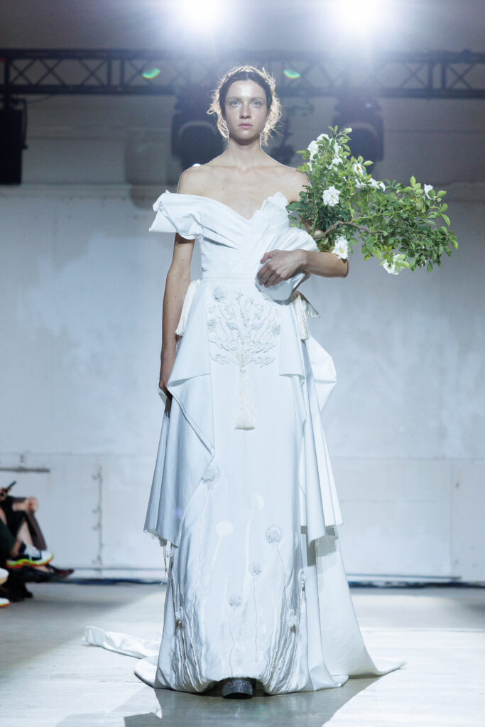4 вересня бренд “MY THEATRE by Dariia Bila” вперше вийде на подіум Ukrainian Fashion Week. Цей дебют відбувається у символічний момент — у час, коли бренд святкує свою першу річницю.