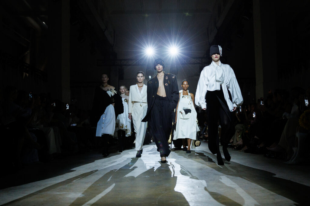 4 вересня бренд “MY THEATRE by Dariia Bila” вперше вийде на подіум Ukrainian Fashion Week. Цей дебют відбувається у символічний момент — у час, коли бренд святкує свою першу річницю.