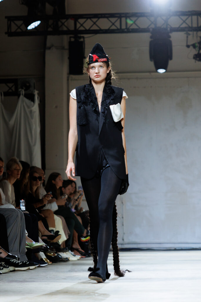 4 вересня бренд “MY THEATRE by Dariia Bila” вперше вийде на подіум Ukrainian Fashion Week. Цей дебют відбувається у символічний момент — у час, коли бренд святкує свою першу річницю.