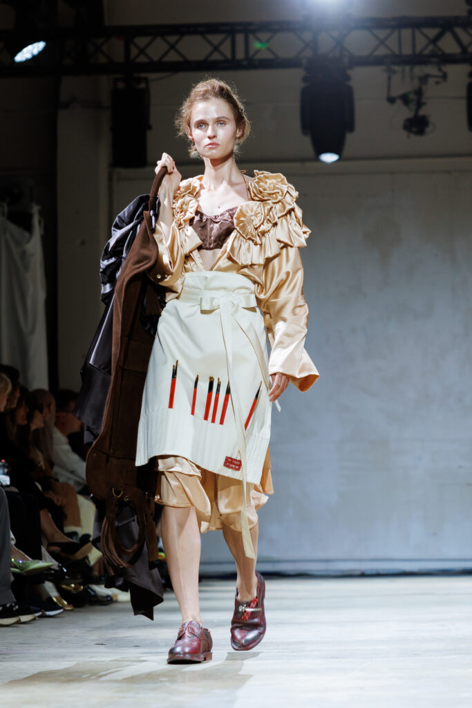 4 вересня бренд “MY THEATRE by Dariia Bila” вперше вийде на подіум Ukrainian Fashion Week. Цей дебют відбувається у символічний момент — у час, коли бренд святкує свою першу річницю.