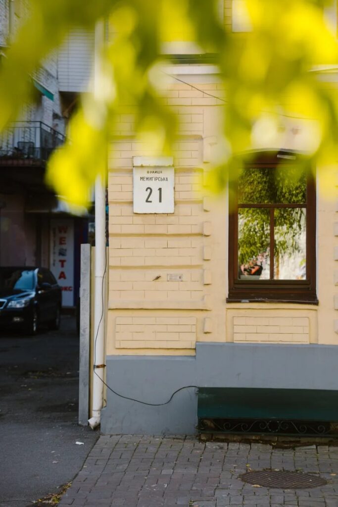 На Подолі з’явилася нова мініскульптура проєкту «Шукай!»