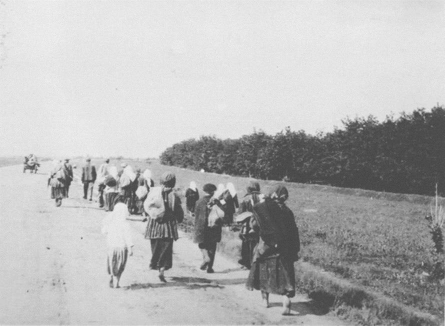 Several families from the starving countryside on their way to Kharkiv on foot. Photo: Alexander Wienerberger / The National Museum of the Holodomor-Genocide