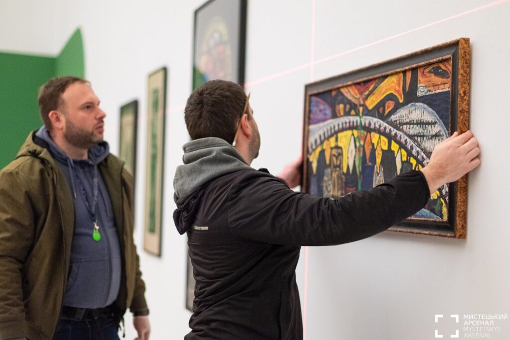 Монтаж виставки Василь Стус. Поки ми тут, усе буде гаразд. Надано Мистецьким арсеналом