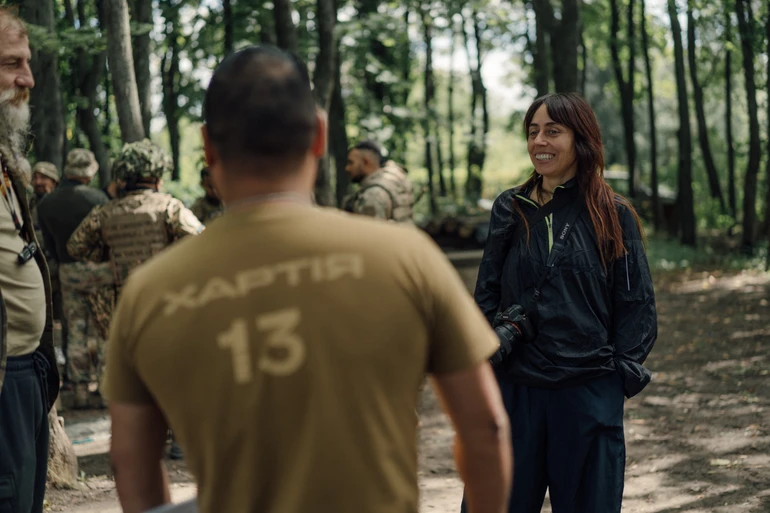 художниця Жанна Кадирова стала листоношею для колумбійських добровольців Хартії