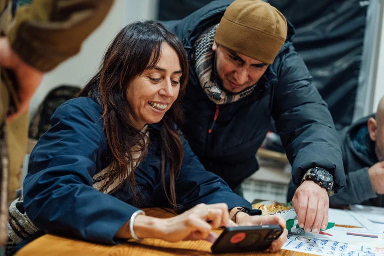 художниця Жанна Кадирова стала листоношею для колумбійських добровольців Хартії