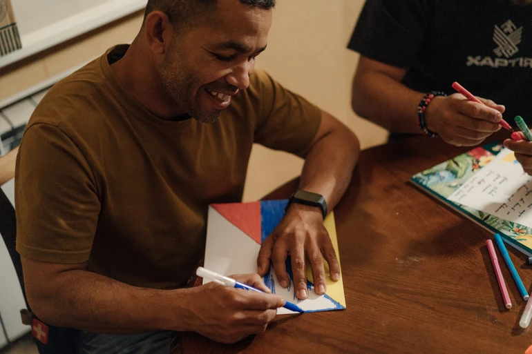 Колумбійський військовий з "Гуахіро" малює послання додому