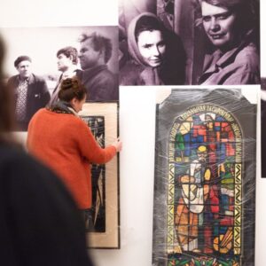 Монтаж виставки Василь Стус. Поки ми тут, усе буде гаразд. Надано Мистецьким арсеналом